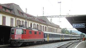 Re 4/4 II et rame rversible pour Neuchtel, en gare du Locle